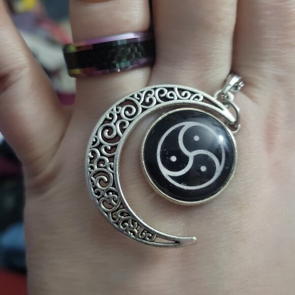 Crescent moon triskelion pendant necklace silver black & white pagan bdsm charm - Picture 2 of 4